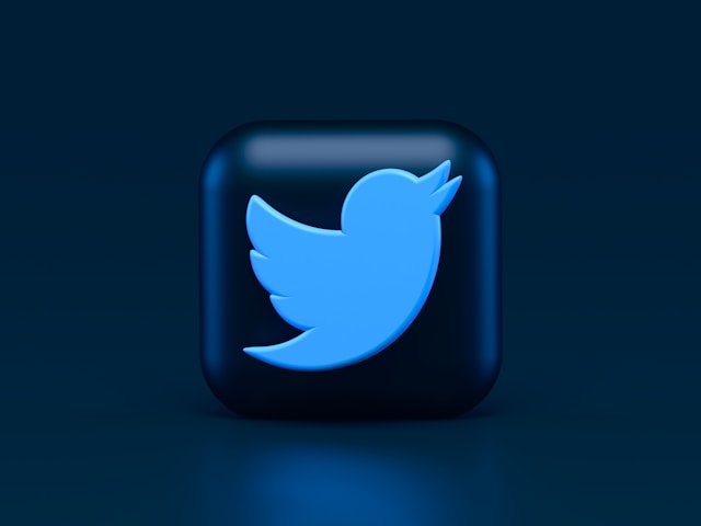 O logotipo do Twitter com um ícone de pássaro azul em um fundo quadrado preto.