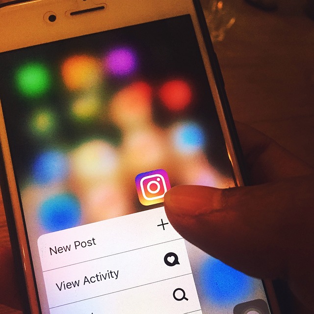 Um dedo está tocando o aplicativo Instagram em um smartphone para destacá-lo.
