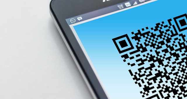 Vista em close-up de um código QR na tela de um smartphone.
