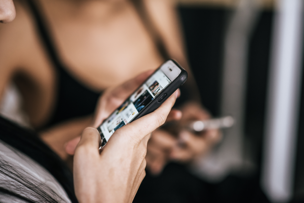 スマートフォンでビデオを見ている女性。